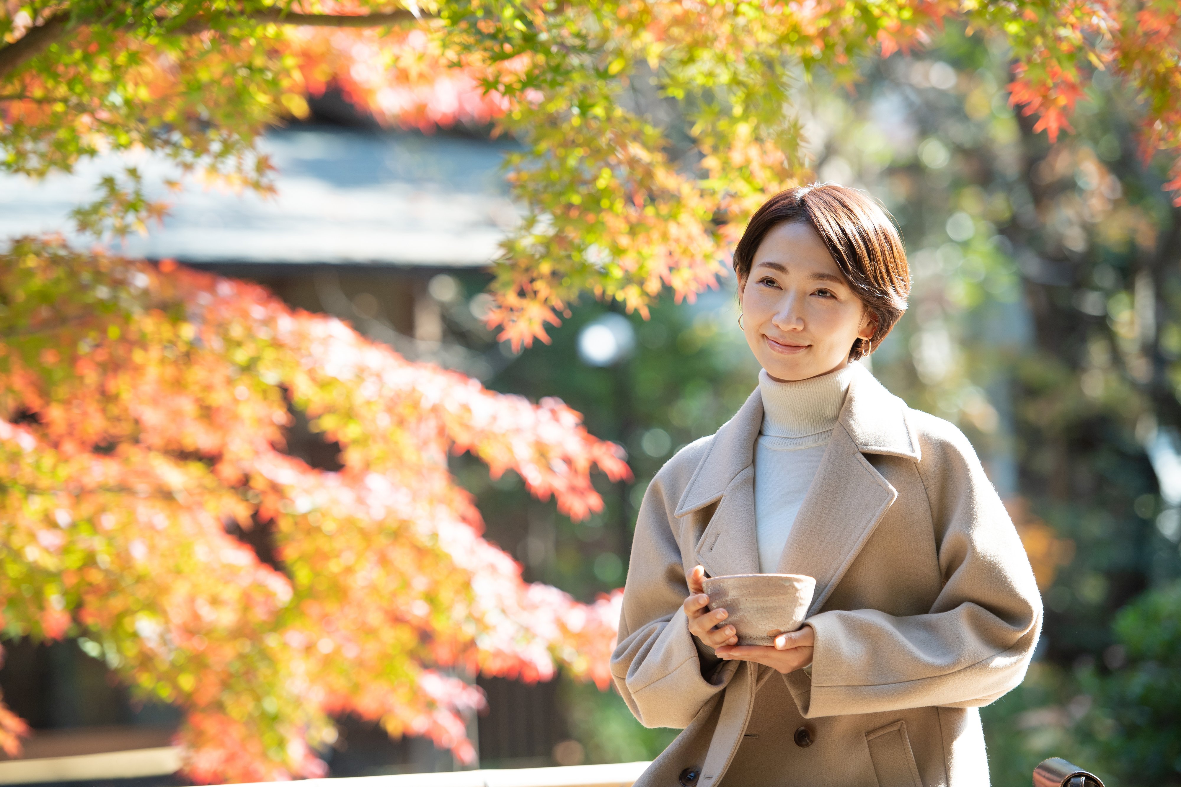 女子旅 秋 お抹茶 紅葉 旅行 イメージ.jpg