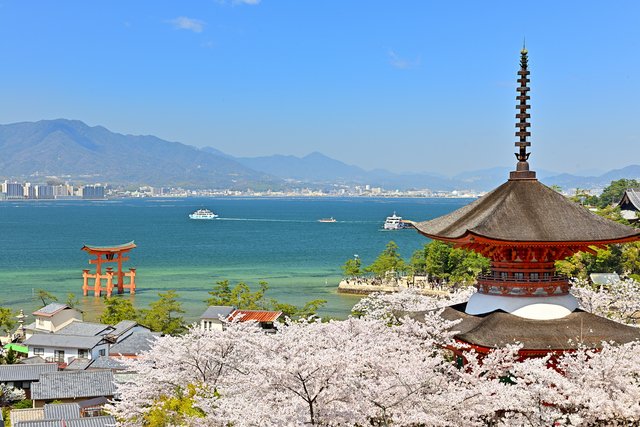 春の宮島の大鳥居と多宝塔の風景.jpeg